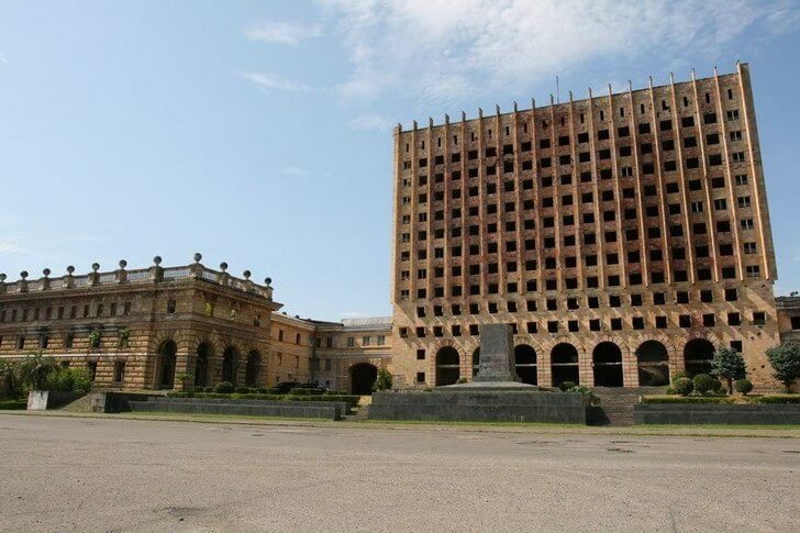 Het gebouw van het parlement van Abchazië