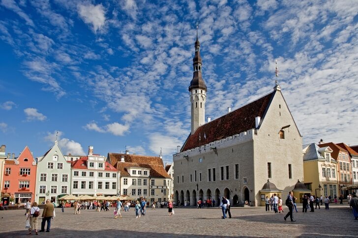 Plac Ratuszowy i ratusz w Tallinie