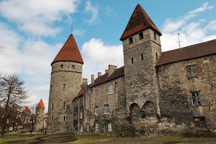 De stadsmuur van Tallinn
