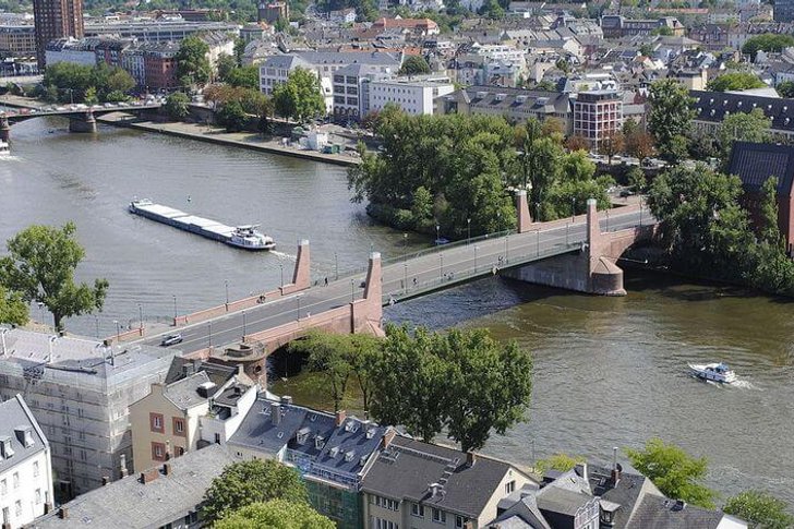 De oude brug van Frankfurt