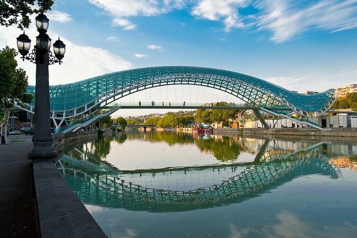 Puente de la paz en Tiflis