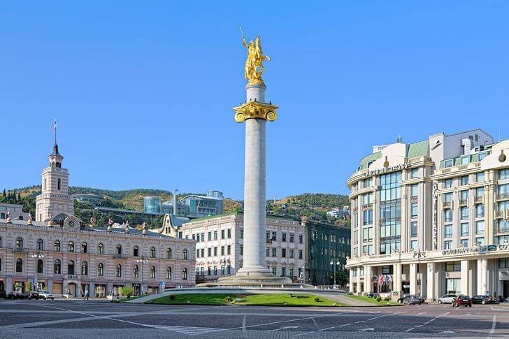 Площадь Свободы и памятник