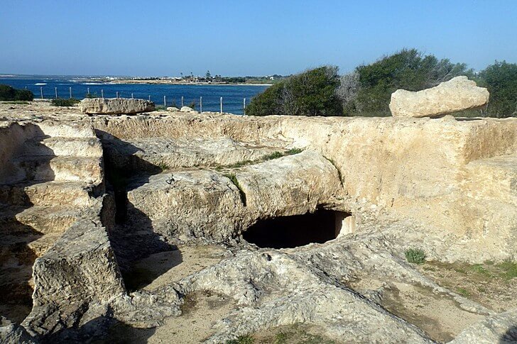 马克罗尼索斯古墓