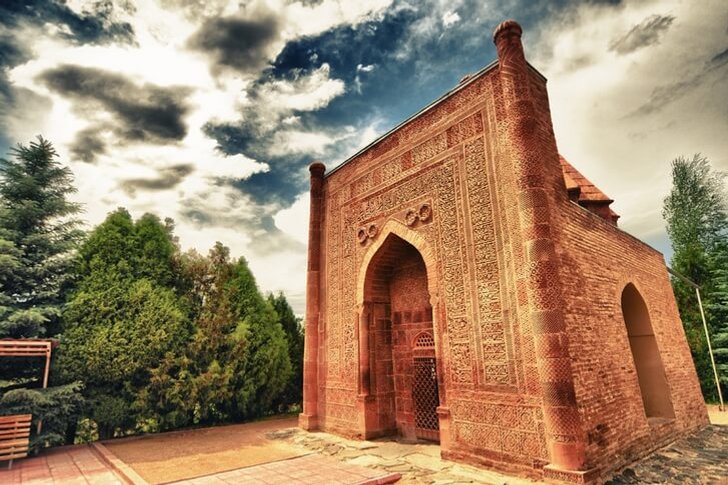 Mausoleum von Gumbez Manas