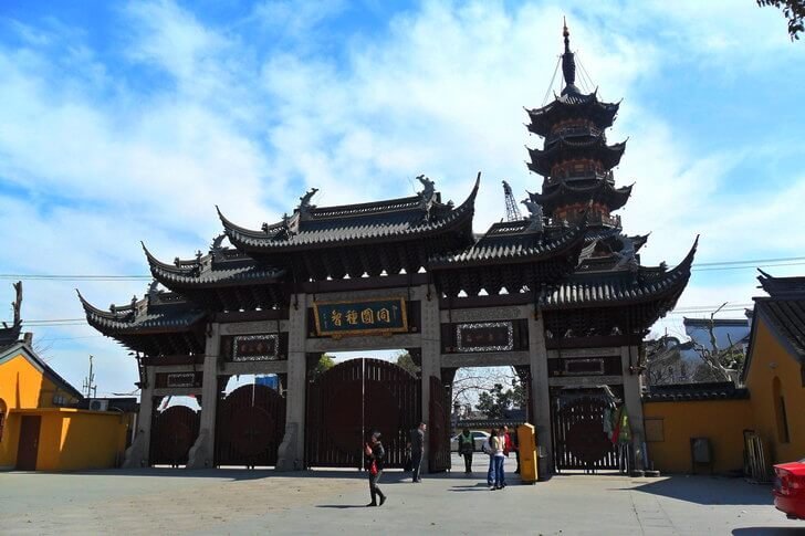 Longhuasa Buddhist Temple