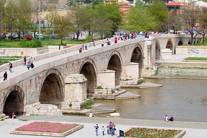 Pont de pierre à Skopje