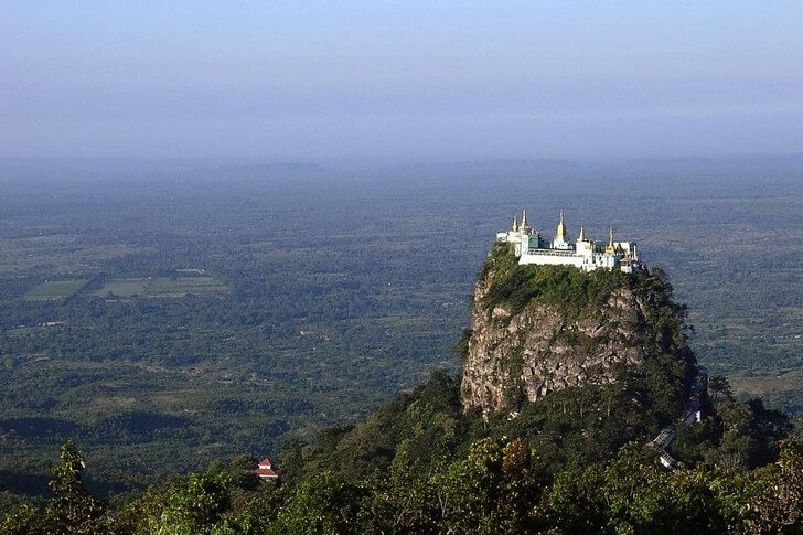 Монастырь Таунг Калат (гора Попа)