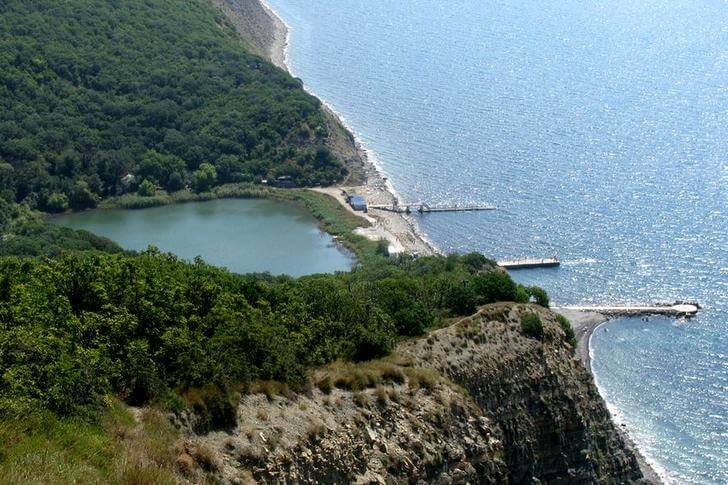 Piccolo lago Liman e spiaggia di Abrau