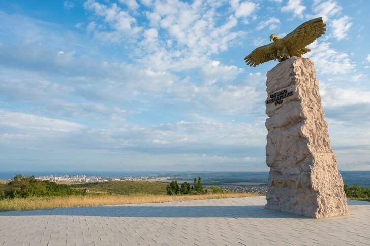 Памятник-стела «Парящий орел»