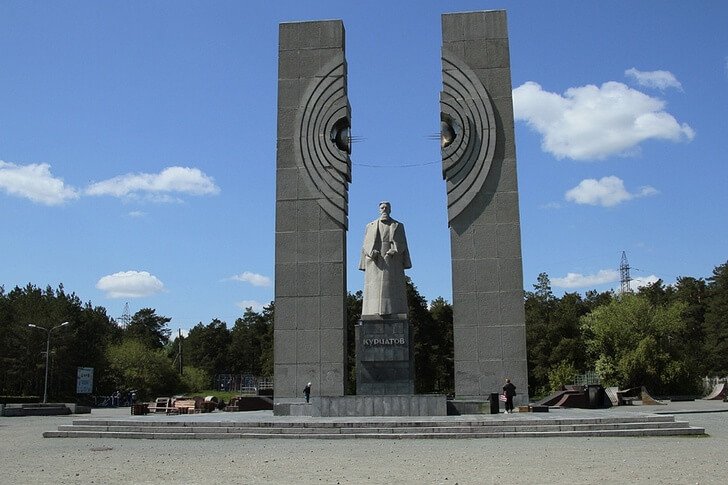 Monument voor Koertsjatov