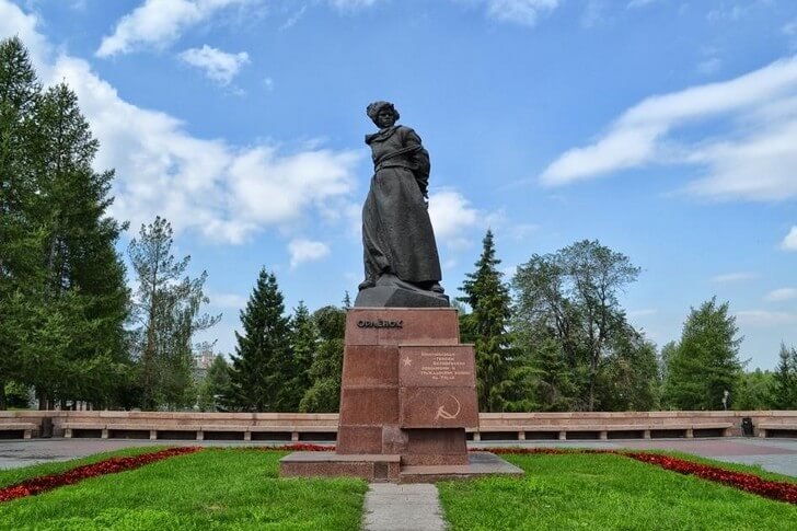 Памятник Орленок