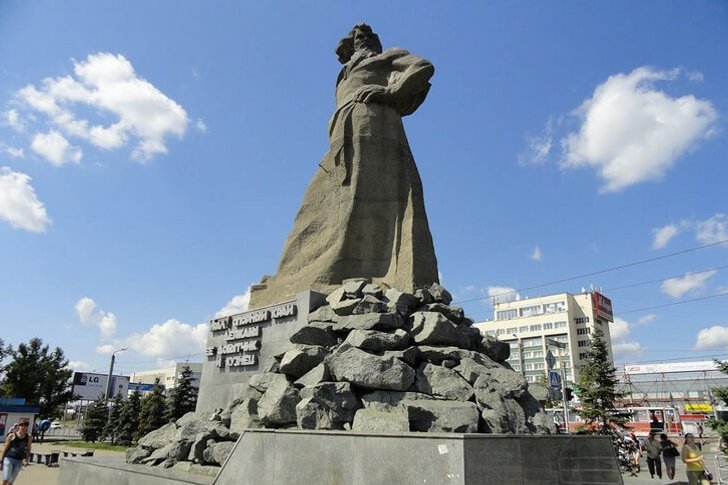 Monumento El cuento de los Urales