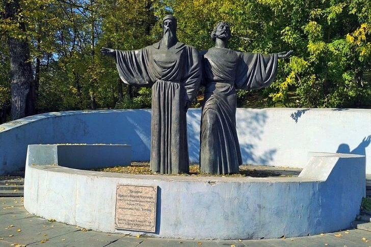 Памятник Афанасию и Феодосию