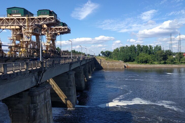 Reservatório de Ivankovskoye e usina hidrelétrica