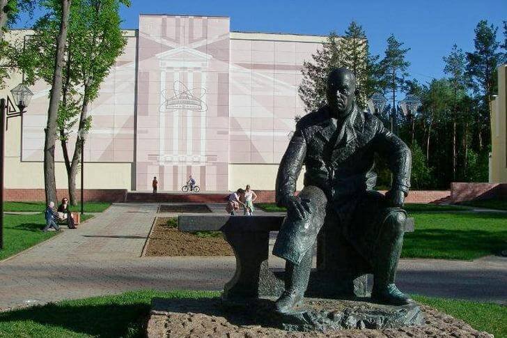 M. G. メシュチェリャコフの記念碑