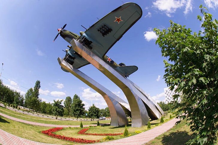 Monuments to IL-2 and MIG-25 aircraft