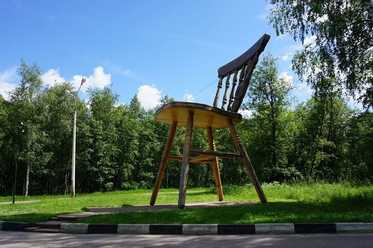 Gigantyczne krzesło