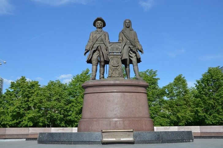 Monumento a Tatishchev e de Gennin