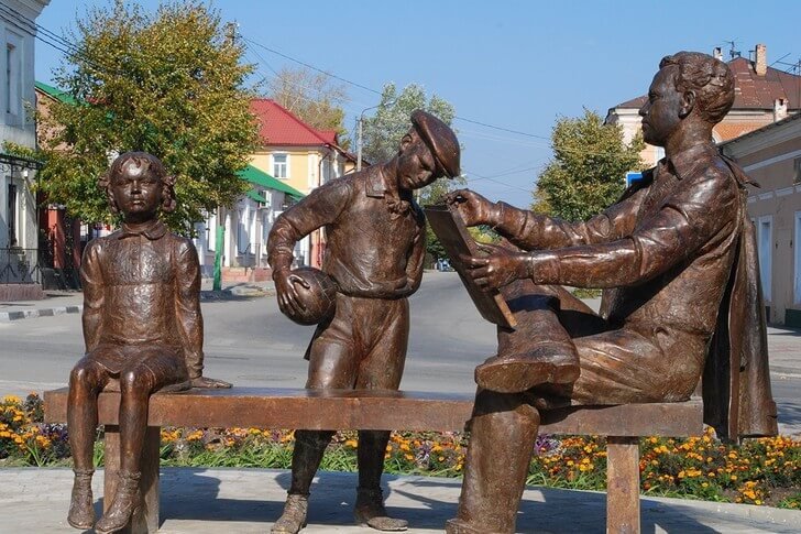 Памятник художнику Жукову
