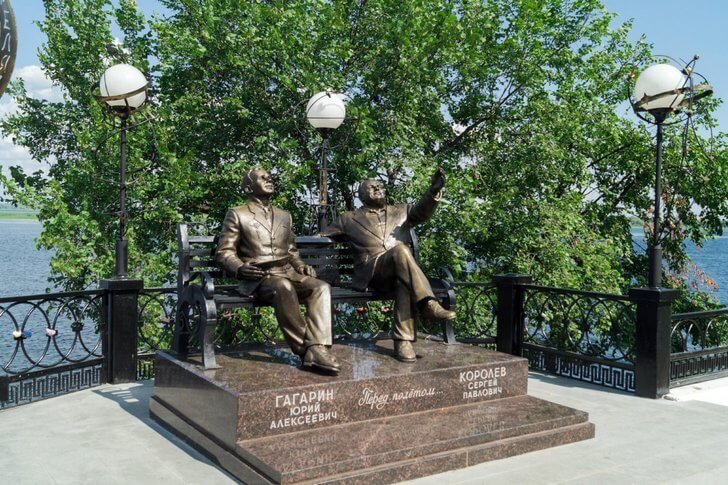 Monumento a Gagarin e alla regina
