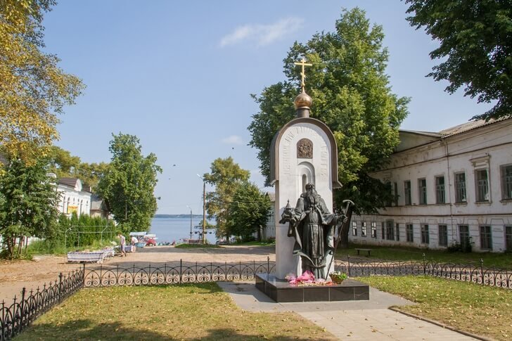 Monument voor Macarius Kalyazinsky