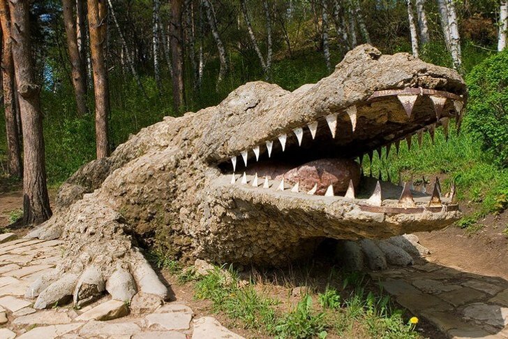 Статуя крокодила