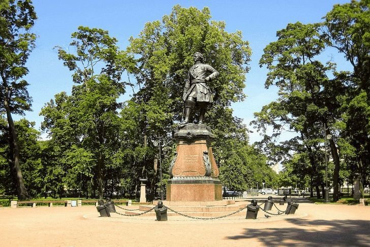 Petrovsky-park en monument voor Peter I