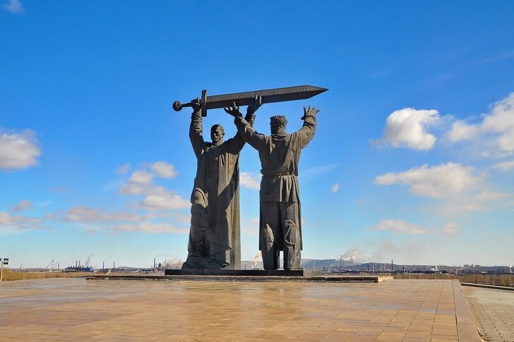 Памятник «Тыл-Фронт»