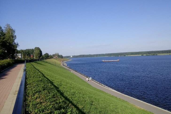 Argine della città e il fiume Volga