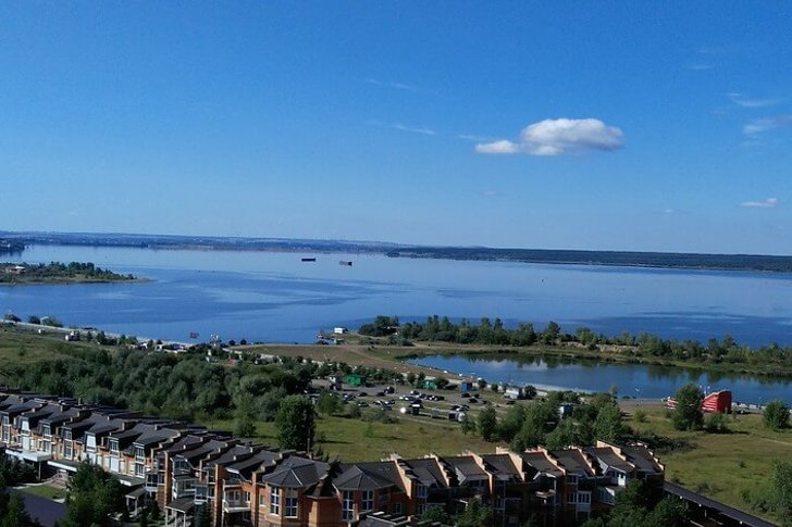 Kama-rivier en Nizhnekamsk-reservoir