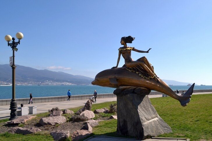 Skulptur „Delfin und Meerjungfrau“