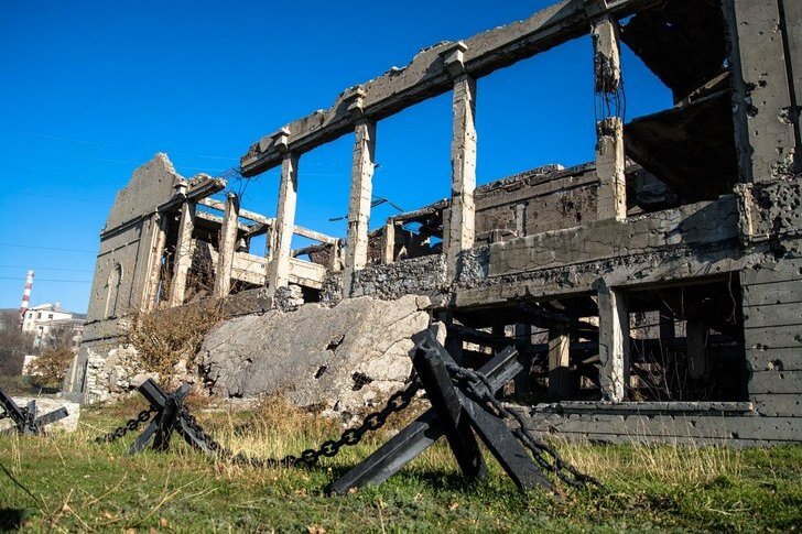 Руины Дворца культуры цементников