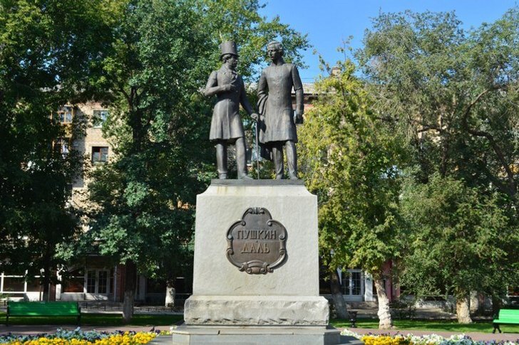 Monument to Pushkin and Dahl