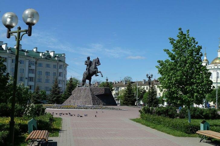 A.P.叶尔莫洛夫纪念碑