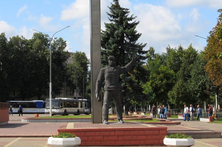 Sculpture Podolsk - a city of the working class