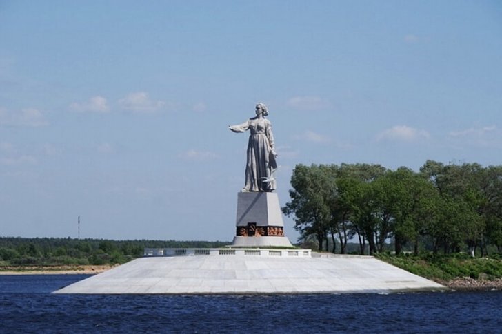 Памятник «Волга-матушка».