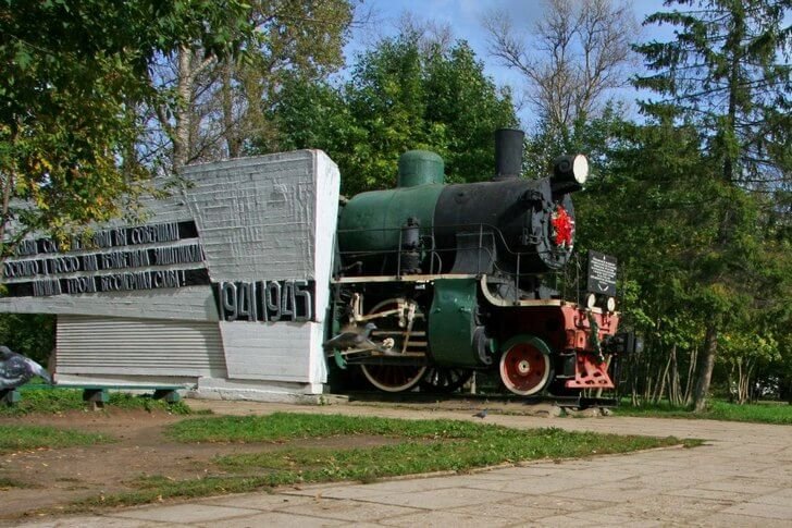 Locomotiva a vapor - um monumento aos ferroviários de Rzhev