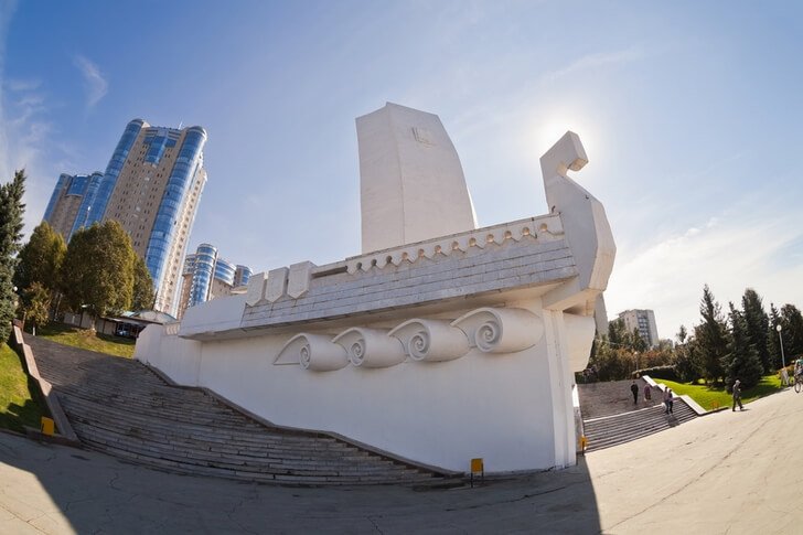 Памятник Самарская ладья