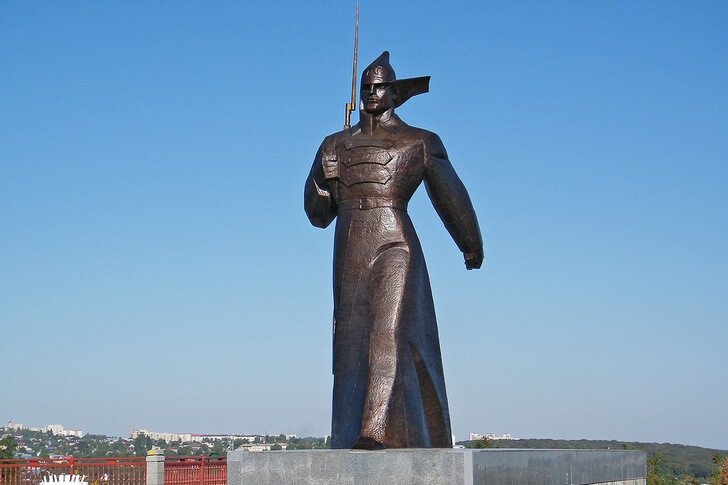 Памятник воину-красногвардейцу