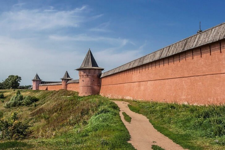Paredes y torres del monasterio Spaso-Evfimievskiy