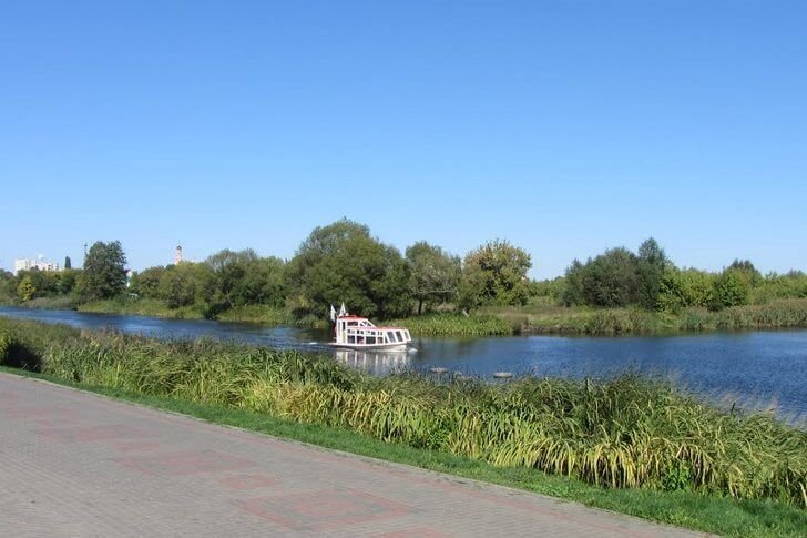 Ufer des Flusses Tsna