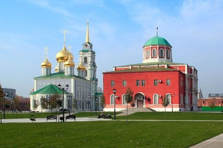 Hemelvaart- en Driekoningenkathedralen in het Kremlin van Tula