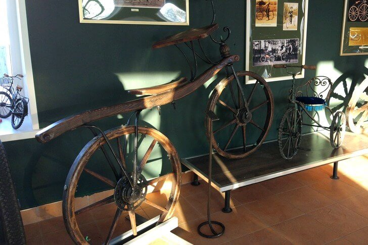 Arsenaal aan ongewone fietsen Samokat