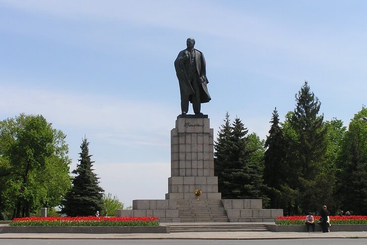 Piazza e monumento a V. I. Lenin
