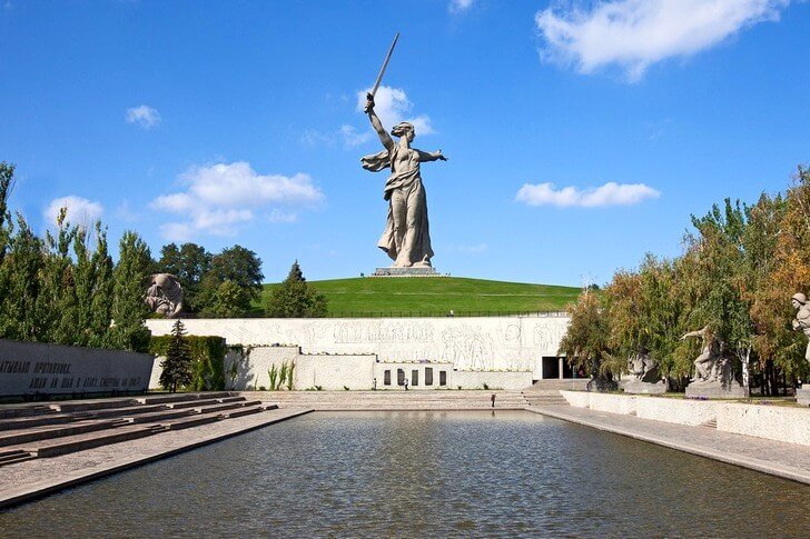 Mamaev Kurgan e scultura La patria sta chiamando!