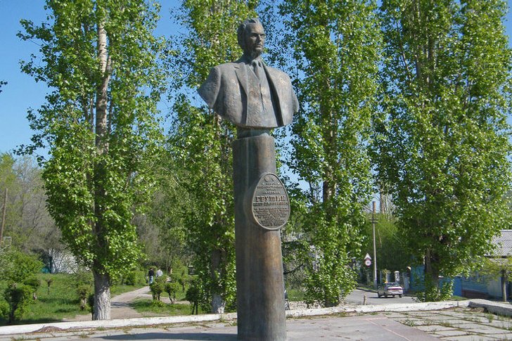Monument à PD Grushin