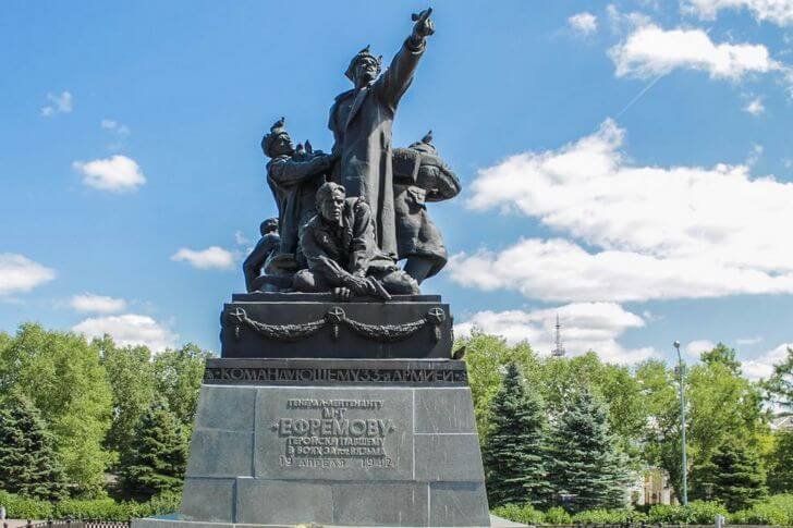 Памятник генералу М. Г. Ефремову