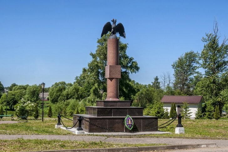 Памятник Перновскому полку