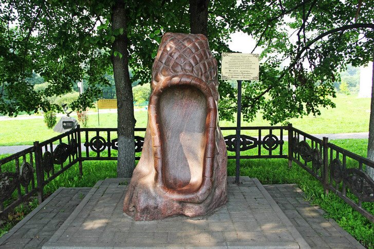 Monument to Russian bast shoes