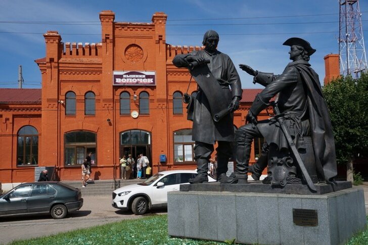 Monument à Pierre Ier et Mikhail Serdyukov